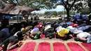 Ratusan pengungsi menjalankan salat Jumat pascagempa dan tsunami di Lapangan Masjid Agung Daru Salam, Palu, Jumat (5/10). Salat Jumat berlangsung khusyuk. (Liputan6.com/Fery Pradolo)