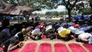 Ratusan pengungsi menjalankan salat Jumat pascagempa dan tsunami di Lapangan Masjid Agung Daru Salam, Palu, Jumat (5/10). Salat Jumat berlangsung khusyuk. (Liputan6.com/Fery Pradolo)