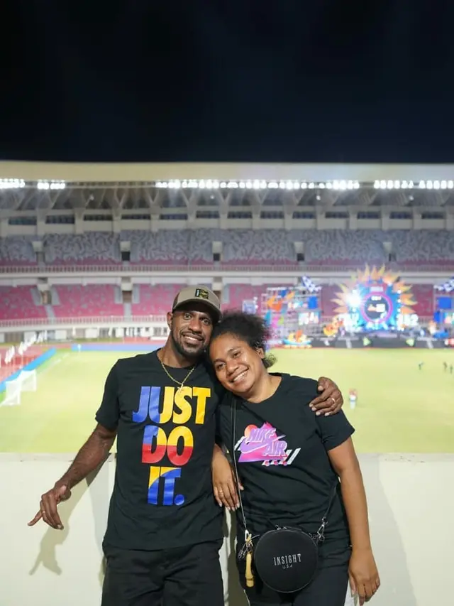 Jadi Duta PON XX Papua, Ini 6 Potret Kebersamaan Boaz Solossa dan Sang Istri