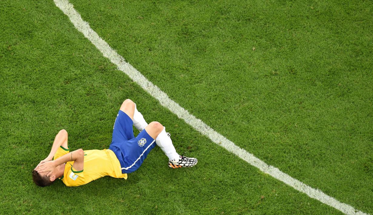Gelandang Brasil, Oscar, tampak lesu usai ditaklukkan Jerman pada laga semifinal Piala Dunia 2014 di Stadion The Mineirao (8/7/2014). Jerman menang 7-1 atas Brasil. (AFP/Francois Xavier Marit)