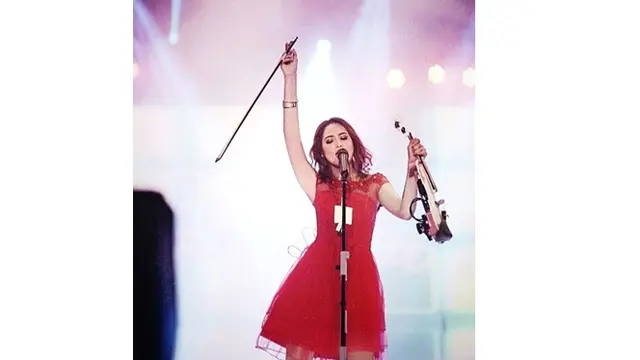 Pesona Tara Adia Saat di Atas Panggung (Sumber: Instagram/@taraadia)