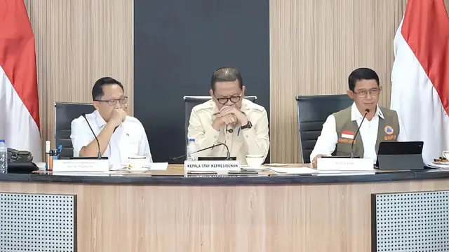Konferensi pers Rabu (25/3): M. Qodari (Kepala Kantor Staf Kepresidenan), Tito Karnavian (Menteri Dalam Negeri sekaligus Ketua Satgas Percepatan Rehabilitasi dan Rekonstruksi Pascabencana), dan Suharyanto (Kepala Badan Nasional Penanggulangan Bencana).