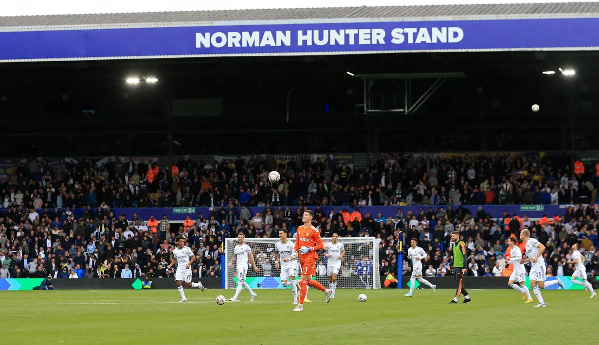 Tak lama, laga akhirnya dilanjutkan kembali. Arsenal berhasil meraih kemenangan lewat gol semata wayang Bukayo Saka pada menit ke-34. (AFP/Lindsey Parnaby)