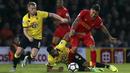 Striker Liverpool, Roberto Firmino, berebut bola dengan bek Watford, Adrian Mariappa, pada laga Premier League di Stadion Vicarage, Watford, Minggu (1/5/2017). Watford kalah 0-1 dari Liverpool. (AP/John Walton)