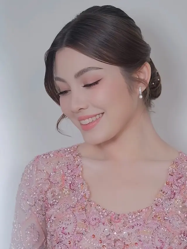 Haviza Devi saat Tunangan dengan Harris Vriza di Medan. [@yulia_yang_mua]