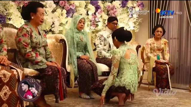 Erina Gudono Sungkeman dan Minta Restu kepada Ibunda Sebelum Menikah dengan Kaesang Pangarep. (vidio.com/sctv)