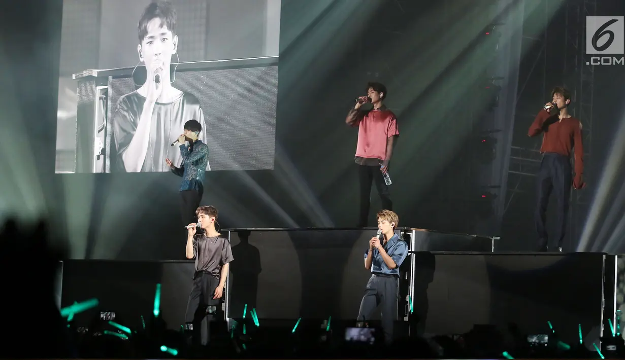 Penampilan boyband Korea Selatan, SHINee dalam konser bertajuk SHINee World V di JIExpo Kemayoran, Jakarta, 12 November 2016. Tak hanya sebagai penyanyi, Jonghyun juga menulis beberapa lagu untuk SHINee dan penyanyi lainnya. (Liputan6.com/Herman Zakharia)