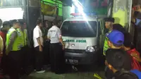 Polisi membawa jasad korban ke RS Polri Kramatjati untuk diotopsi.