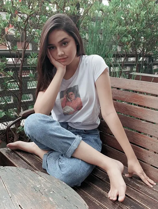 "Mereka (haters) kan ada di dunia virtual, kayak dari Instagram, sosial media. Jadi mereka semua nggak nyata. Ngapain aku harus mikirin omongan orang-orang yang keberadaannya aja entah di mana dan mereka nggak tahu aku seperti apa," ungkapnya. (Instagram/syifahadjureal)