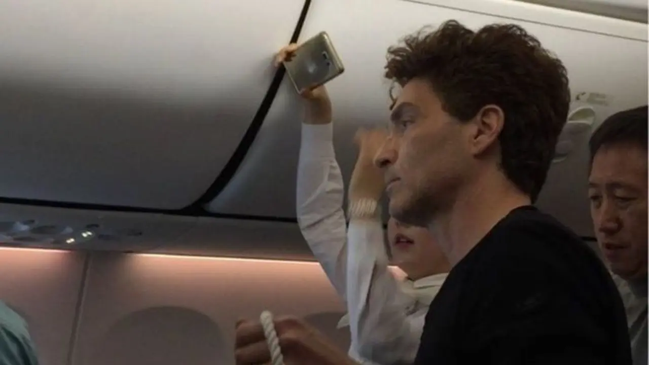  Penyanyi Richard Marx Bantu Kru Korean Air Ikat Penumpang Ngamuk