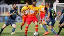 Pemain Benevento, Pietro Iemmello (tengah) berusaha melewati adangan pemain Inter Milan pada lanjutan Serie A di Ciro Vigorito Stadium, Benevento, (01/10/2017). Inter Milan menang 2-1. (Mario Taddeo/ANSA via AP)