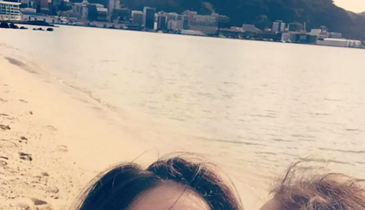 Selama di sana, ia mengaku sering ditemani untuk menjelajah beberapa tempat. Pedangdut asal Depok itu mengungkapkan rasa senangnya bisa bertemu dengan presenter/musisi yang di kini menjadi Duta Besar di Selandia Baru tersebut. (Instagram/ayutingting92)