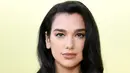 <p>Penampilan Dua Lipa, penyanyi sekaligus penulis lagu asal Inggris saat berpose setibanya untuk peragaan busana Versace Fall/Winter 2023 di Pacific Design Center, West Hollywood, California, Amerika Serikat, 9 Maret 2023. Dua Lipa memilih riasan sederhana untuk mempercantik penampilannya. (Jon Kopaloff/Getty Images/AFP)</p>