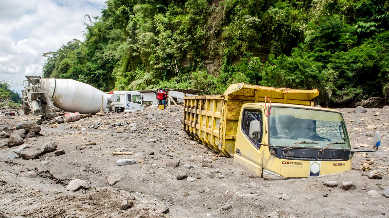 FOTO: Lahar Dingin Gunung Merapi Timbun Truk-Truk Tambang