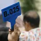 Peserta menunjukkan nomor tanda peserta lelang di Gedung Komisi Pemberantasan Korupsi (KPK), Jumat (24/11). Melalui Kantor Pelayanan Kekayaan Negara dan Lelang (KPKNL) Jakarta III, KPK melelang sejumlah jenis barang sitaan.(Liputan6.com/Immanuel Antonius)