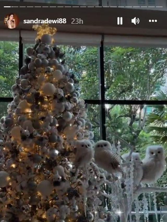 Sambut Natal, Ini 7 Potret Dekorasi Rumah Sandra Dewi Bertema White Christmas.