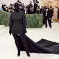 Seperti penampilannya di Met Gala 2021, Kim Kardashian tampil serba hitam dan tertutup di semua bagian tubuh, termasuk wajahnya. (Instagram/kimkardashian).
