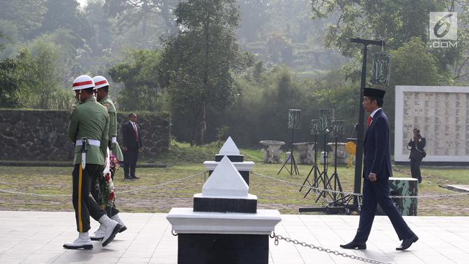 Presiden Joko Widodo saat memimpin upacara peringatan Hari Pahlawan Nasional 2018 di TMP Cikutra, Bandung, Sabtu (10/11). Upacara tersebut untuk mengenang jasa para pahlawan untuk Indonesia. (Liputan6.com/Angga Yuniar)