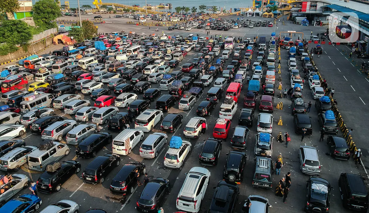 Untuk Pelabuhan Merak dikhususkan untuk masyarakat yang menggunakan  kendaraan pribadi roda empat, bus dan pejalan kaki. (Liputan6.com/Faizal Fanani)