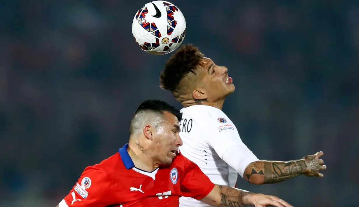 Duel panas terjadi antara Chili melawan Peru pada pertandingan semifinal Copa Amerika 2015 di National Stadium, Santiago, Chili, (29/6/2015). Chili melaju ke final usai mengalahkan Peru 2-1. (REUTERS/Marcos Brindicci)