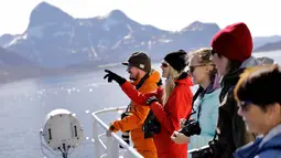 Tiina Jaaskelainen (kedua kiri) bersama peneliti lainnya melihat pemandangan dari atas kapal pemecah es Finlandia MSV Nordica saat tiba di Nuuk, Greenland (29/7). Mereka berhasil mengarungi laut selama 24 hari. (AP Photo/David Goldman)
