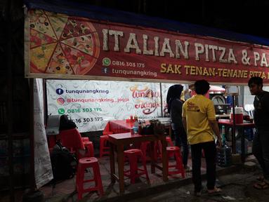 Tunqu Nangkring Pizza, berlokasi di Jalan Mangkubumi, Yogyakarta (kawasan Stasiun Tugu). Tempatnya memang benar-benar berada di emperan dan berbeda dengan tempat menjual pizza pada umumnya. (Brilio/Syamsu Dhuha FR)