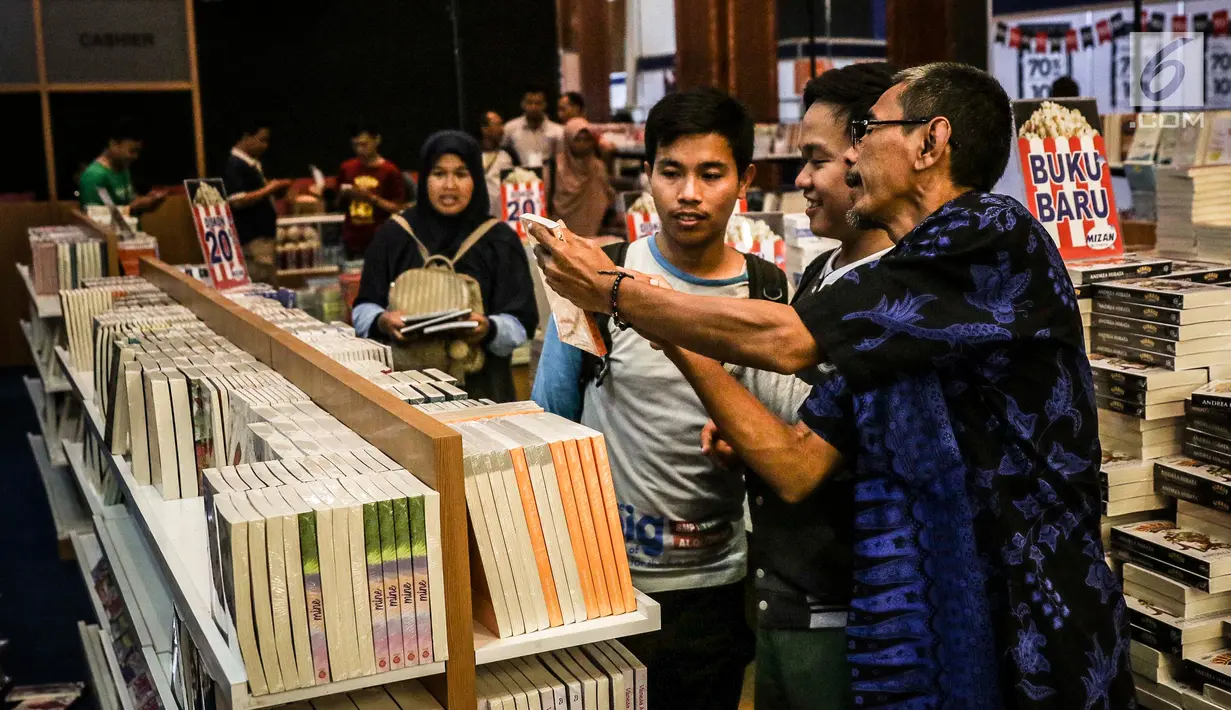 Pengunjung memilih buku untuk dibeli saat mengunjungi pameran Indonesia International Book Fair (IIBF) 2017 di JCC, Jakarta,Rabu (6/9). (Liputan6.com/Angga Yuniar)