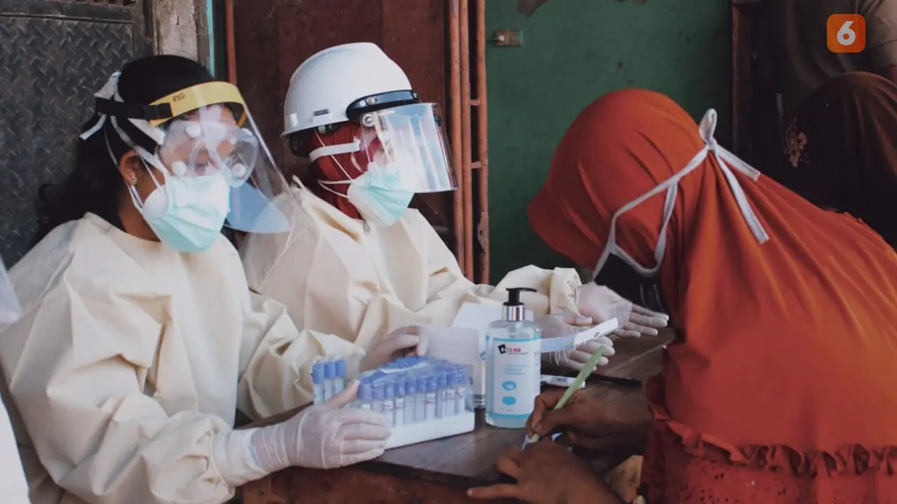 Petugas ketika melakukan rapid test kepada masyarakat (Liputan6.com/Ahmad Adirin)