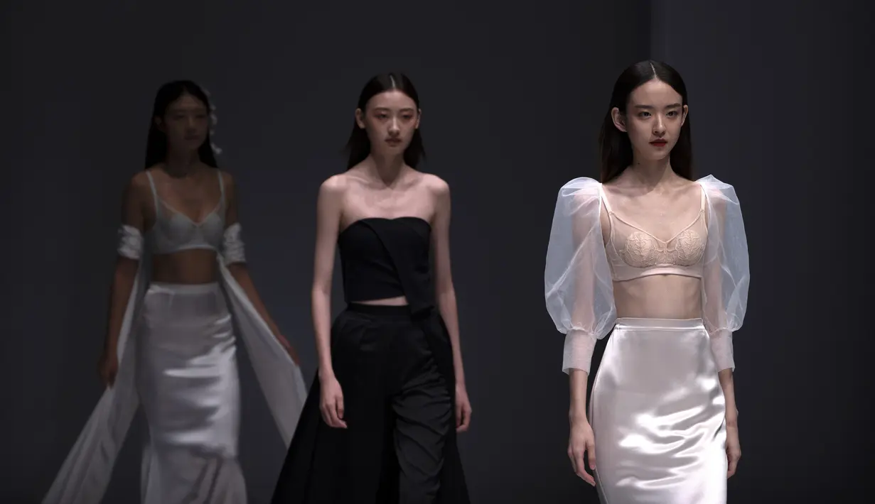 Para model menampilkan kreasi dari perancang busana Finelycup dalam gelaran China Fashion Week di Beijing, China, Selasa (7/9/2021). China Fashion Week tetap digelar di tengah pandemi virus corona COVID-19. (AP Photo/Mark Schiefelbein)