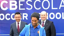 Pada kedatangannya ini, Ronaldinho memberikan pelatihan kepada para pesepak bola cilik. (AFP/Handout)