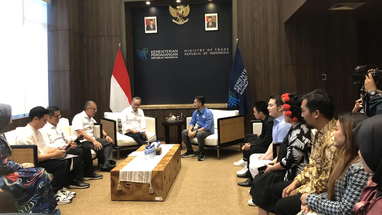 Menteri Perdagangan (Mendag) Zulkifli Hasan bertemu dengan  perwakilan pedagang Tiktok Shop di Kantor Kementerian Perdagangan (Kemendag), Jakarta Pusat, Senin (11/12/2023). (Elza/Liputan6.com)