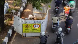 Penyempitan di beberapa titik di jalan Jenderal Gatot Subroto dikarenakan adanya proyek galian pembangunan prasarana jaringan utilitas. (Liputan6.com/Angga Yuniar)