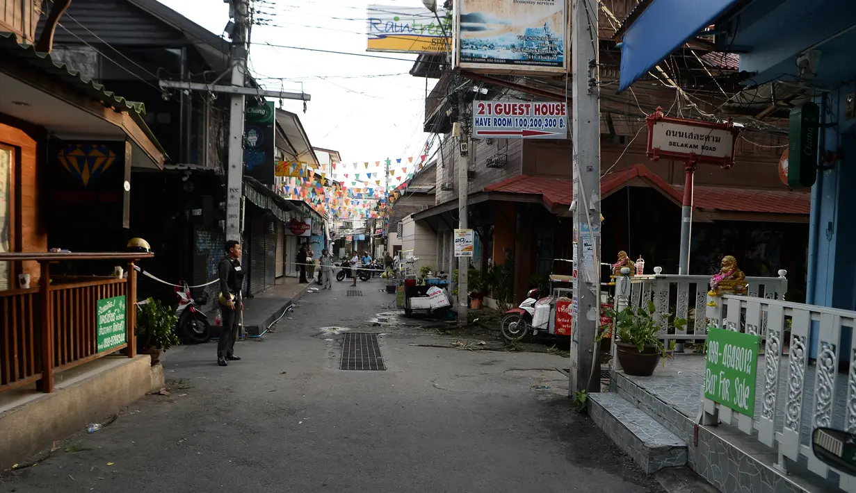 Kondisi di lokasi ledakan bom kembar di kawasan resor Hua Hin, Thailand, Jumat (12/8). Kepolisian sedang menyelidiki motivasi di balik ledakan yang menewaskan satu perempuan dan melukai 19 lainnya termasuk 8 warga negara asing. (Munir Uz ZAMAN/APF/AFP)