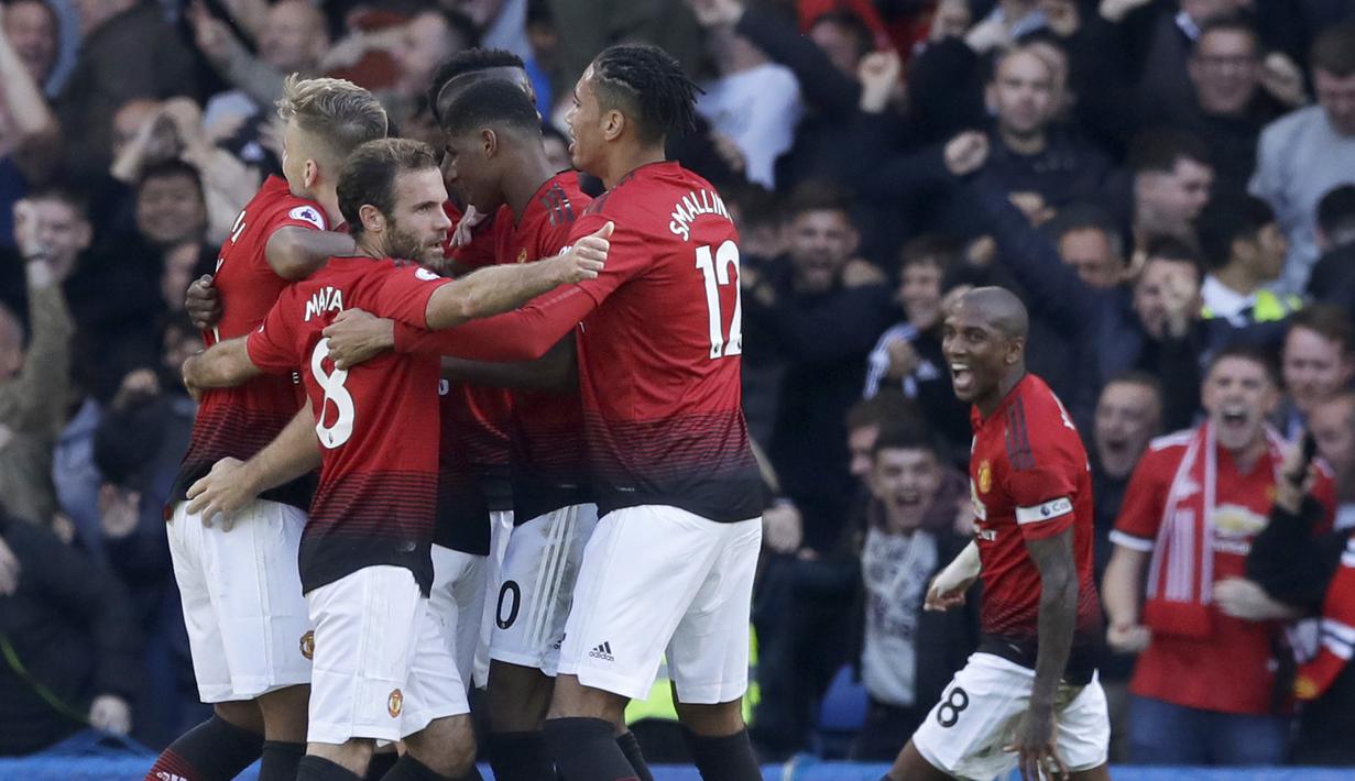 Pemain Manchester United melakukan selebrasi usai membobol gawang Chelsea pada laga Premier League di Stadion Stamford Bridge Sabtu (20/10/2018). Kedua tim bermain imbang 2-2. (AP/Matt Dunham)