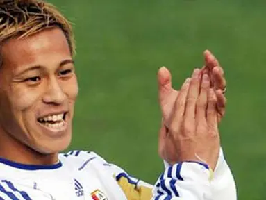 Striker Jepang Keisuke Honda di sesi latihan tim yang digelar di Outeniqua Stadium, George, 26 Juni 2010, jelang laga perdelapan final PD 2010 lawan Paraguay. AFP PHOTO / TOSHIFUMI KITAMURA 