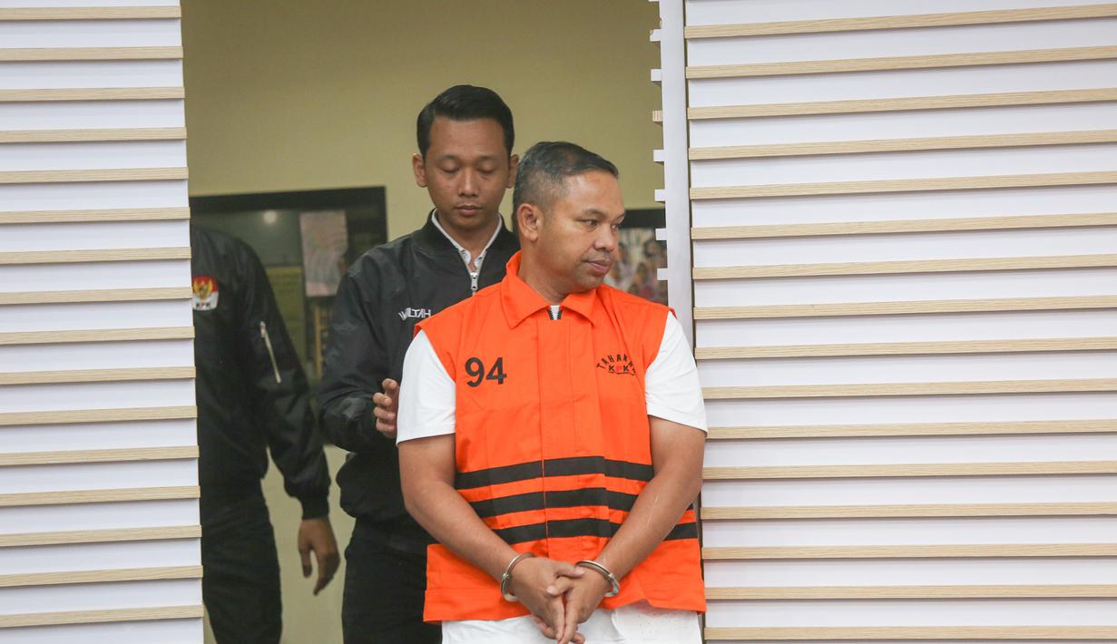 Gubernur Riau Abdul Wahid menggunakan rompi tahanan saat dihadirkan pada rilis penetapan sekaligus penahanan usai menjalani pemeriksaan di Gedung Merah Putih Komisi Pemberantasan Korupsi (KPK), Jakarta, Rabu (5/11/2025). Sebelumnya, Abdul Wahid ditetapkan sebagai tersangka kasus dugaan pemerasan anggaran proyek Dinas PUPR PKPP dengan istilah “jatah preman” yang mencapai miliaran rupiah. (merdeka.com/Arie Basuki)