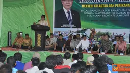 Citizen6, Lampung: MKP SCS dan Sekda Prov.Lampung Berlian Tihang juga melakukan buka puasa bersama dengan masyarakat nelayan dan keluara di PPP Lampasing. (Pengirim: Efrimal Bahri)