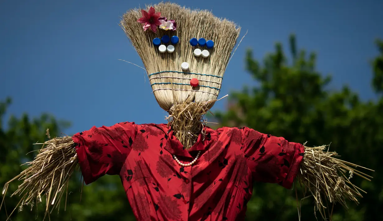 Sebuah orang-orangan sawah ditampilkan selama 'Scarecrows Fair' di Castellar, distrik Provinsi Cuneo, Italia, 10 Mei 2019. Dalam acara tahunan itu, penduduk membuat orang-orangan sawah kreasi mereka sendiri untuk dipajangkan di kebun, halaman, ladang dan persimpangan jalan. (MARCO BERTORELLO/AFP)