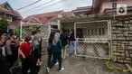 Tim Forensik saat akan menggelar olah TKP ulang di rumah penemuan penemuan kerangka ibu dan anak di perumahan Bukit Cinere Indah, Depok, Sabtu (09/09/2023). (merdeka.com/Arie Basuki)