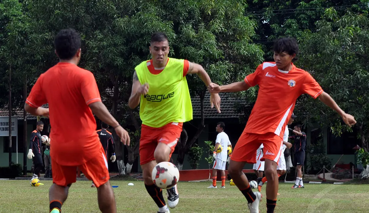 Mantan pemain PSM Makassar, Cristian Alejandro Febre Santis (tengah) ikut berlatih bersama klub Persija Jakarta di Markas Yon Zikon 13, Jakarta (2/1/2015). (Liputan6.com/Miftahul Hayat) 