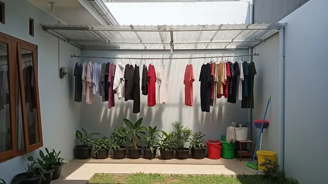 Contoh Gambar Jemuran Belakang Rumah Type 36 dengan Atap Transparan yang Adem