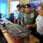 Panglima TNI Jenderal Moeldoko (ketiga kiri) didampingi KSAL Laksamana Madya TNI Ade Supandi (kedua kiri) dan Ketua KNKT Tatang Kurniadi (kanan) mengamati Black Box AirAsia QZ8501, Kalteng, Senin (12/1/2015). (Liputan6.com/Andrian M Tunay)