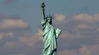 Suatu patung berukuran raksasa yang terletak di Pulau Liberty, muara Sungai Hudson, New York Harbor, Amerika Serikat.