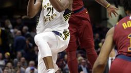 Aksi pemain Indiana Pacers, Thaddeus Young (21) melakukan tembakan saat diadang pemain Cleveland Cavaliers, JR Smith (5) pada laga NBA basketball di Quicken Loans Arena, Cleveland, Kamis, (2/11/2017) pagi WIB. Cleveland kalah 107-124. (AP/Tony Dejak)