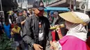Saat berkampanye, Dharma Pongrekun juga mensosialisasikan program kerjanya jika terpilih nanti. (Liputan6.com/Herman Zakharia)