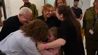 Danielle Aloni dan putrinya Emilia dibebaskan oleh Hamas. (AP)