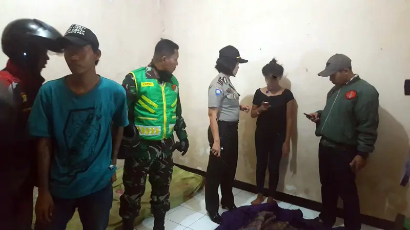 Seorang gadis dan dua remaja yang diduga berbuat asusila digerebek petugas di salah satu tempat kos di Kota Bekasi.