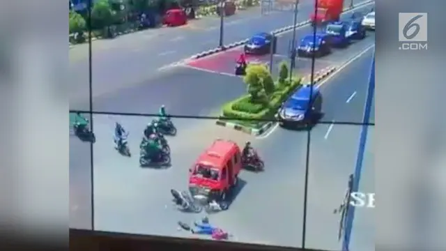 VIDEO: Detik-Detik Angkot Bekasi Tabrak Pengendara Motor