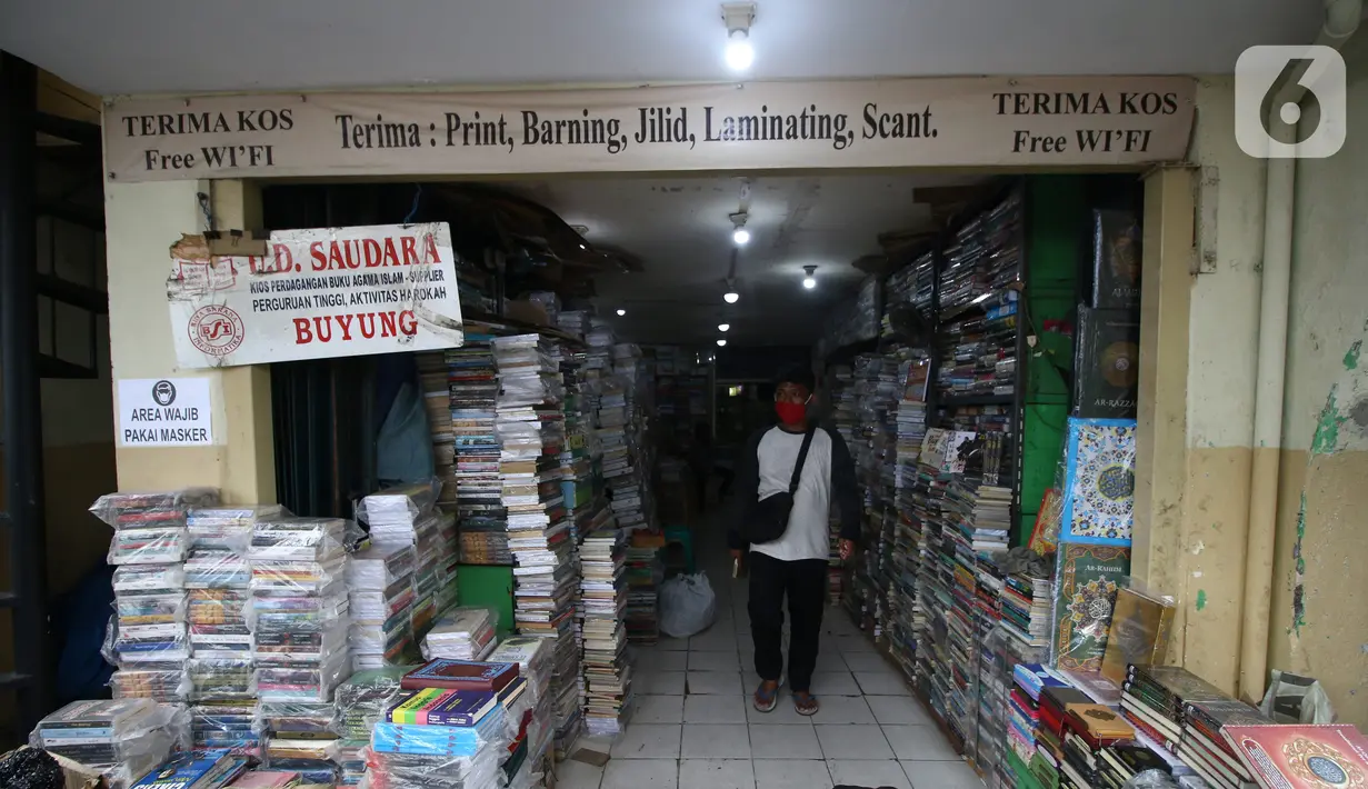 Suasan salah satu toko buku di Kwitang, Senen, Jakarta, Minggu (27/9/2020). Menurut keterangan para pedagang, penjualan buku di masa pandemi menurun hingga 50 persen dikarenakan masyarakat saat ini sudah beralih melakukan transaksi pembelian secara daring. (Liputan6.com/Angga Yuniar)