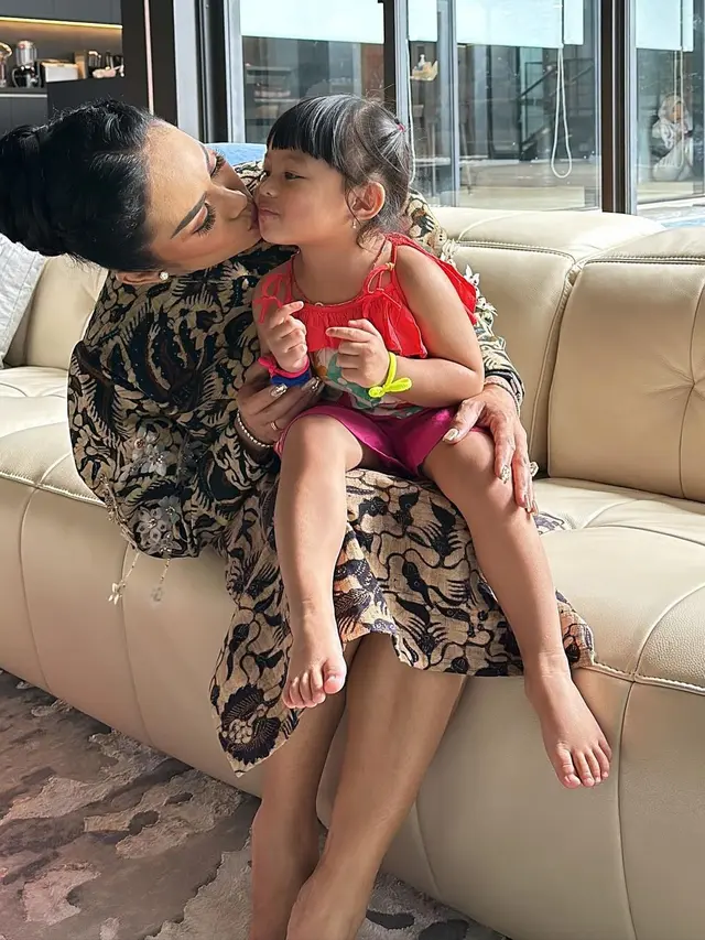 Krisdayanti momong cucu (Instagram/krisdayantilemos)